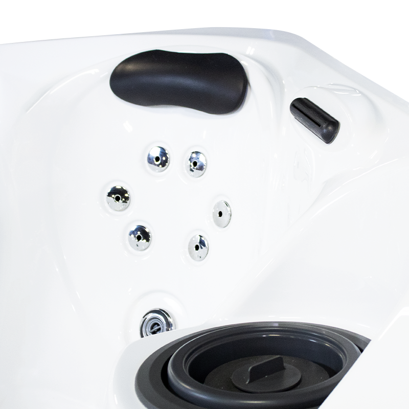 NorthFlo 735 Hot Tub (Alpine White / Charcoal)