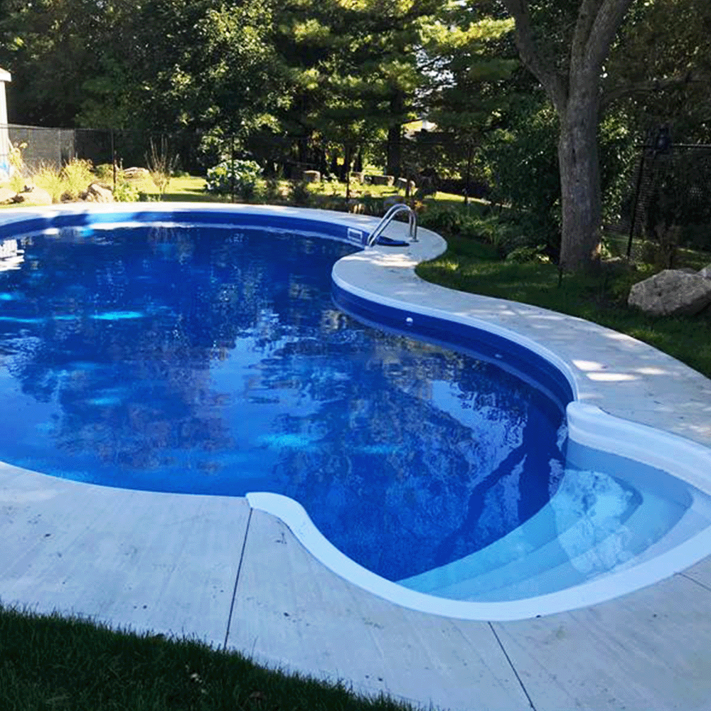 Mountain Lake Piscine creusée droitière 14 x 28 pieds Forfait de base