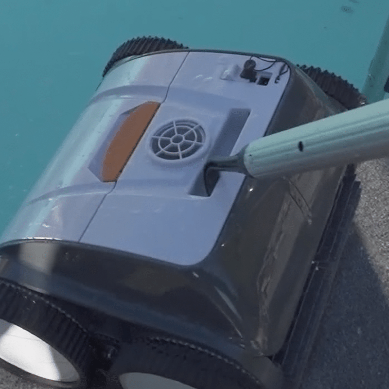 Crochet de retrait de l'unité de remplacement pour l'aspirateur de piscine InoPool 700+.