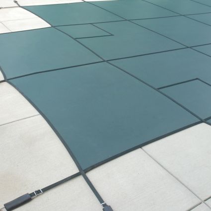 Couverture de sécurité verte Sunshade 95 Mesh rectangulaire de 18 x 36 pieds avec des coins de rayon de 4 pieds et une marche décalée de 4 x 8 pieds sur la droite