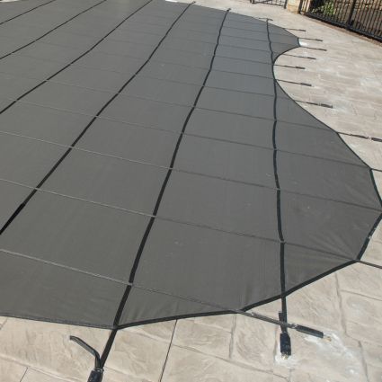 Couverture de sécurité grise Sunshade 99 Mesh rectangulaire de 20 x 40 pieds avec des coins de 4 pi de rayon et des marches de 4 x 8 pieds décalées de 4 pi à droite
